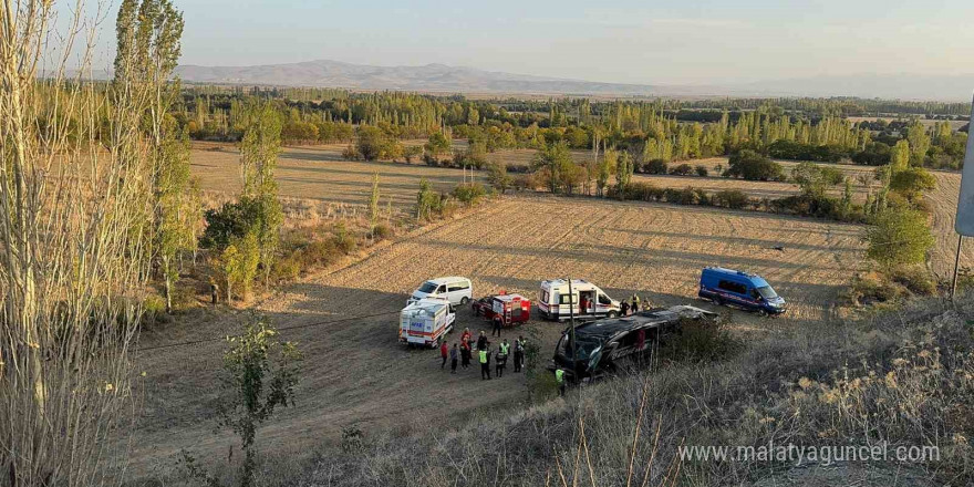 Şarampole devrilen yolcu otobüsünde 21 kişi yaralandı