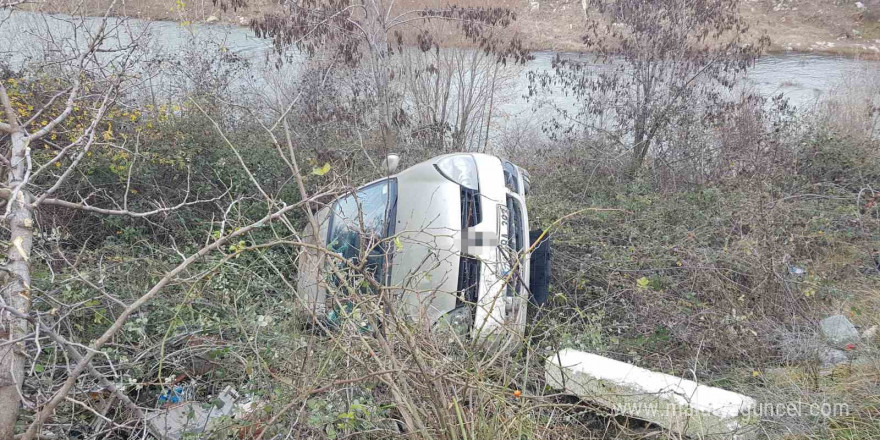 Şarampole uçan otomobildeki öğretim görevlisi yaralandı