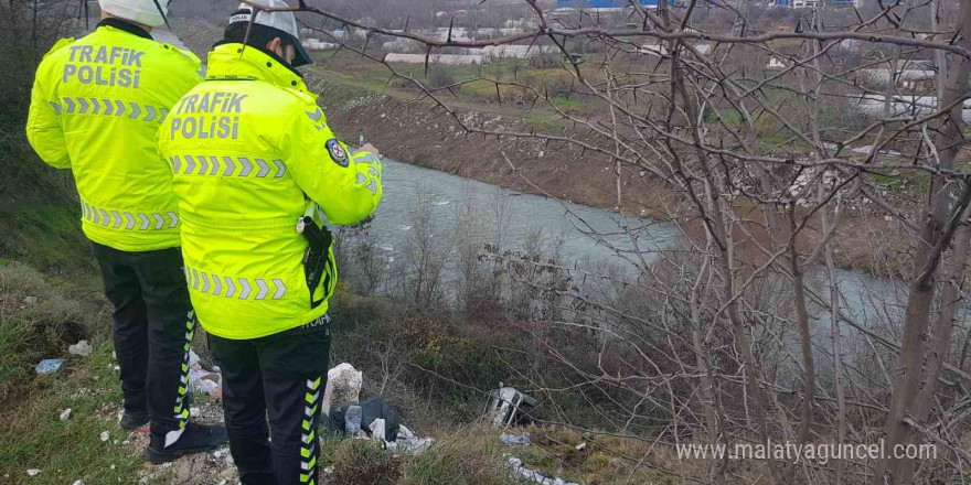 Şarampole uçan otomobildeki öğretim görevlisi yaralandı