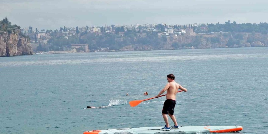 Sarı ve turuncu kodla uyarılan Antalya’da deniz keyfi