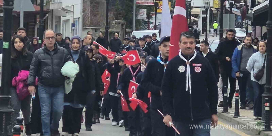 Sarıkamış şehitlerini 3.5 kilometrelik yol yürüyerek andılar