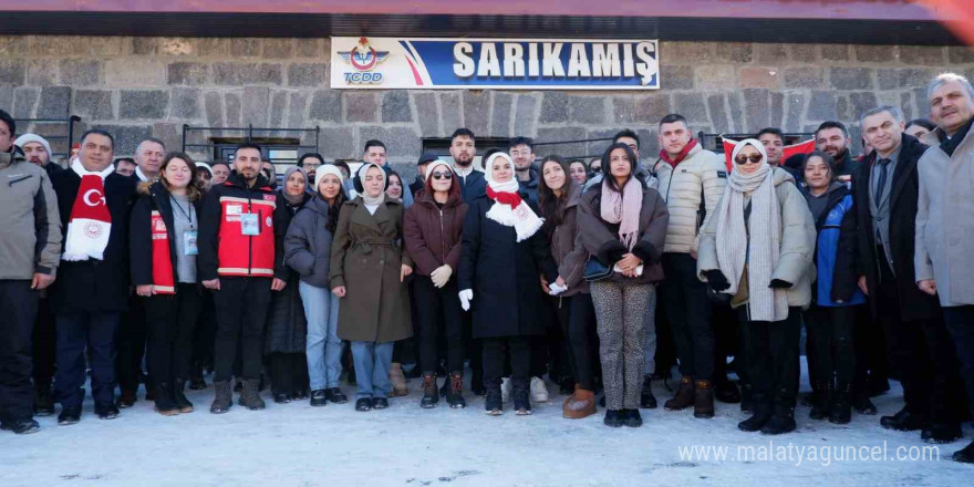 Sarıkamış Treni’ndeki gençleri Bakan Göktaş karşıladı