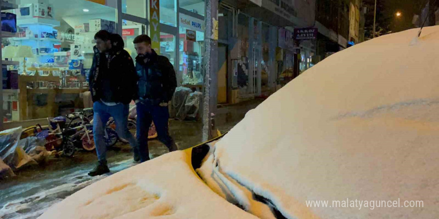 Sarıkamış’ta yoğun kar yağışı etkisini sürdürüyor