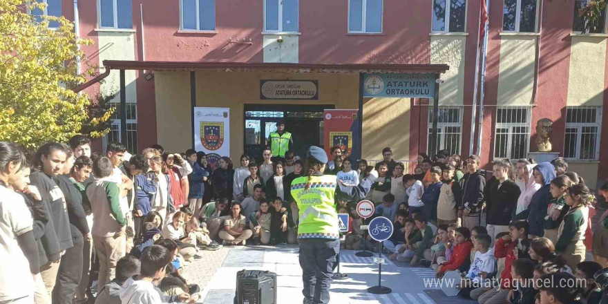 Sarıoğlan’da öğrencilere trafik eğitimi verildi