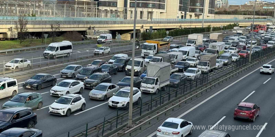 Sarıyer Seyrantepe’de TEM otoyolunda okul servisi devrildi. Olay yerine çok sayıda itfaiye, polis ve sağlık ekibi sevk edildi.