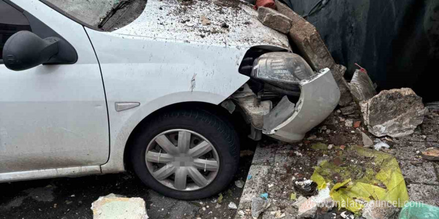 Sarıyer’de metruk binanın balkonu çöktü: İki araç hasar gördü