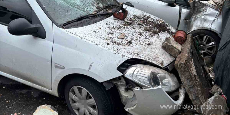 Sarıyer’de metruk binanın balkonu çöktü: İki araç hasar gördü