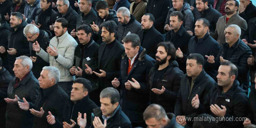 Şarkıcı ve yönetmen Mahsun Kırmızıgül’ün annesi son yolculuğuna uğurlandı