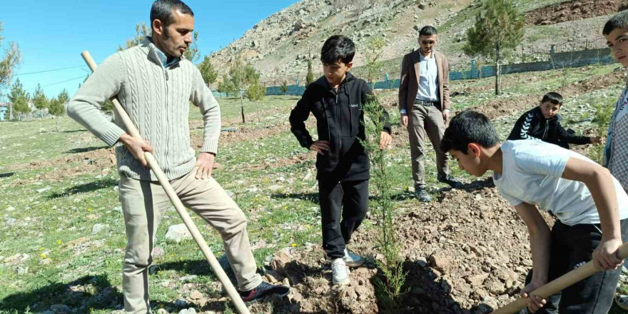 Sason’da öğretmen ve öğrenciler fidan dikimini geleneksel hale getirdi