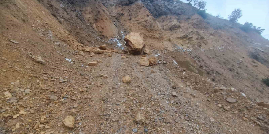 Sason’da yola düşen kaya parçaları köy yolunu ulaşıma kapattı