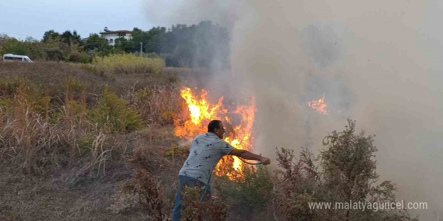 Sazlık alandaki yangına hortum ve bidonlarla müdahale ettiler