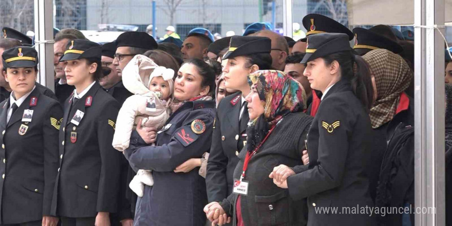 Şehidin 8 aylık bebeği her şeyden habersiz babasının Türk bayrağına sarılı tabutuna baktı