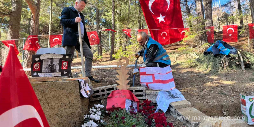 Şehidin kabrine öğrenciler duygu dolu notlar bıraktı