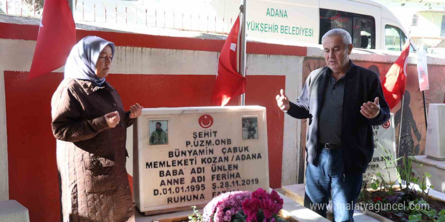 Şehit babası oğlunun kabrinin başından bir gün olsun ayrılmıyor