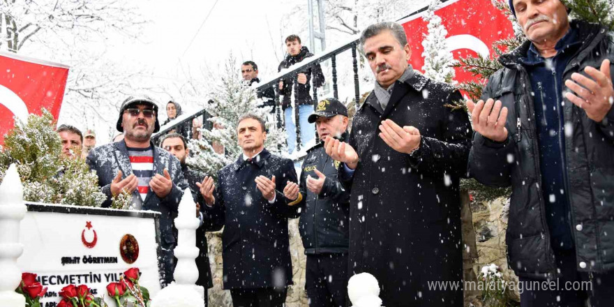 Şehit Öğretmen Necmettin Yılmaz Öğretmenler Günü’nde kabri başında anıldı