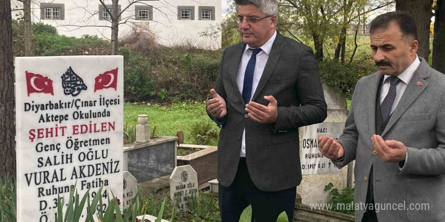 Şehit Öğretmen Vural Akdeniz, kabri başında anıldı