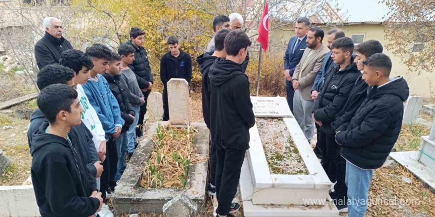 Şehit öğretmen Yaşar Uytun, kabri başında anıldı