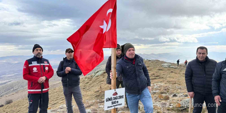 Şehit öğretmenler anısına yürüyüş yapıp fidan diktiler