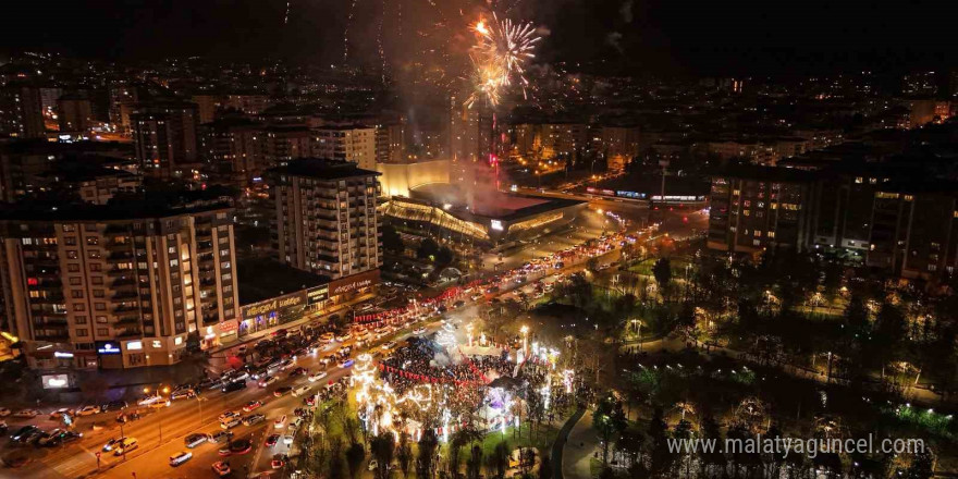 Şehitkamil yeni yıla sokak partisi ile girdi