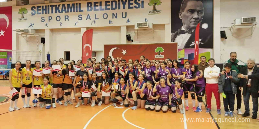 Şehitkamil’de yıldız kızlar voleybol turnuvası sona erdi