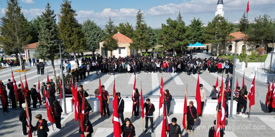 Şehitler için dua edildi, karanfiller bırakıldı