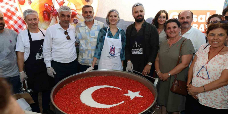 Şehzadeler Belediyesi 2 bin kişiye aşure dağıttı