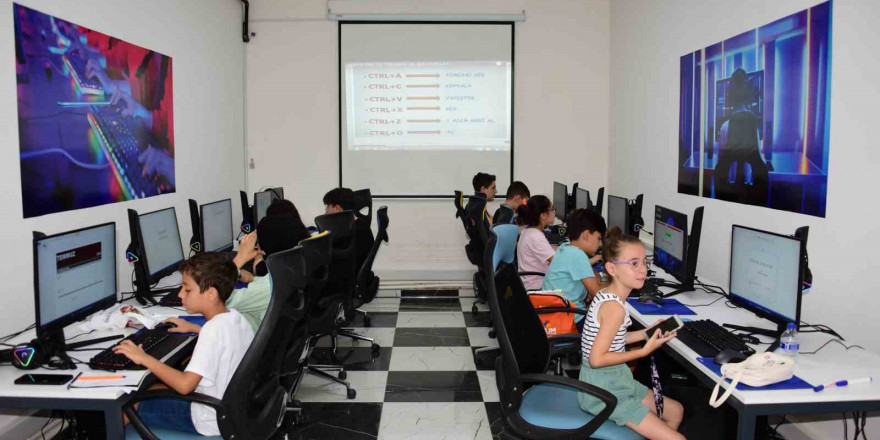 Şehzadeler Belediyesi Fatih Gençlik Merkezi’nde bilgisayar kursu başladı