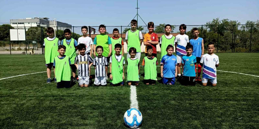 Şehzadeler Belediyesi yaz spor okulları kapsamında futbol kursu başladı