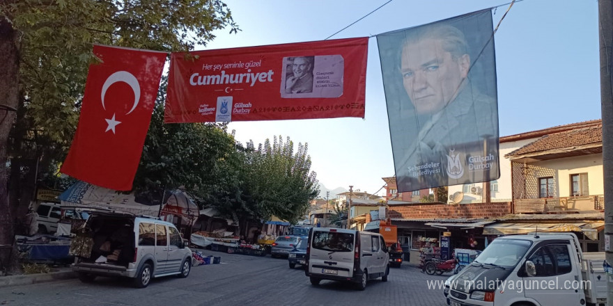 Şehzadeler’de meydanlar bayrak ve Atatürk posterleriyle donatıldı