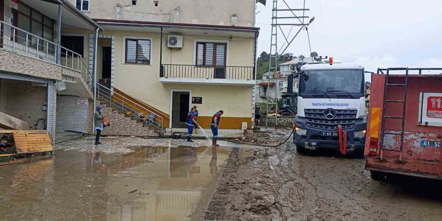 Sel mağduru ilçelerde çalışmalar sürüyor