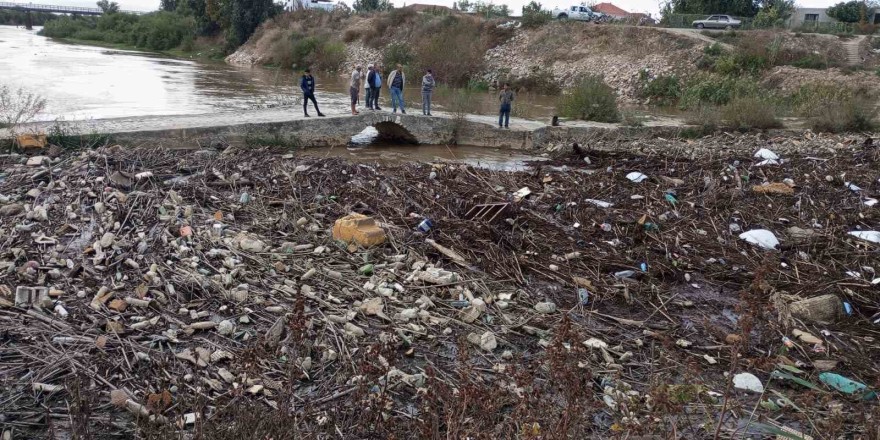 Sel sonrası Menderes Nehri çöple kaplandı