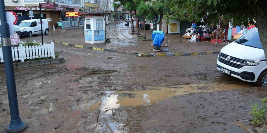 Sel suları çekildi, ilçe çamur deryasına döndü