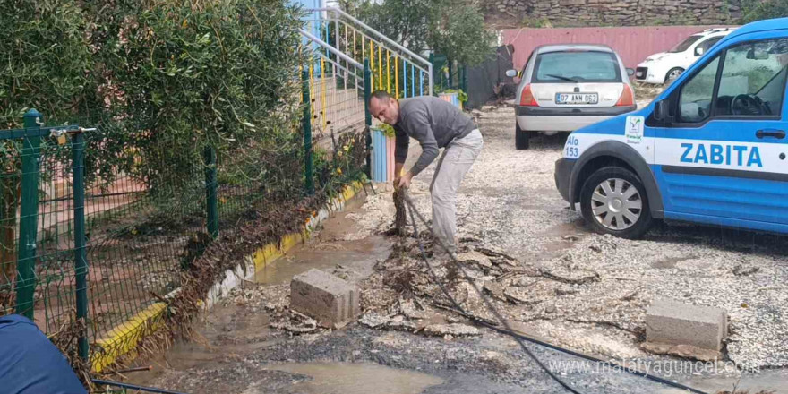 Sel suları istinat duvarını yıktı, ilköğretim okulu sele teslim oldu