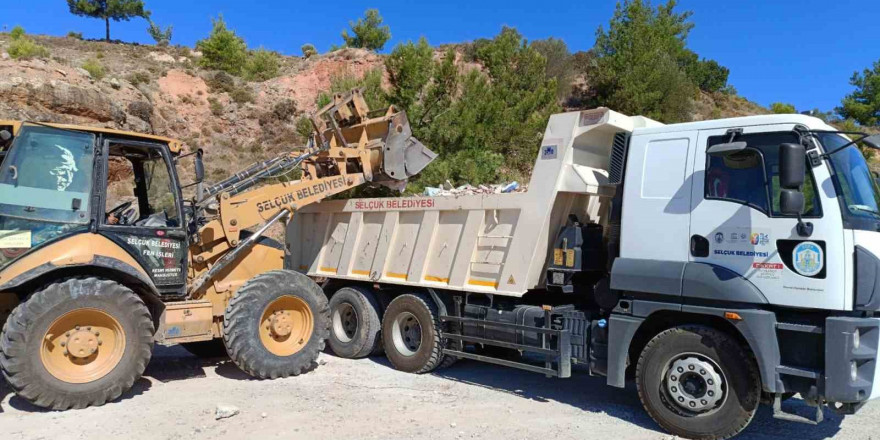 Selçuk, kent genelinde biriken molozlardan temizlendi