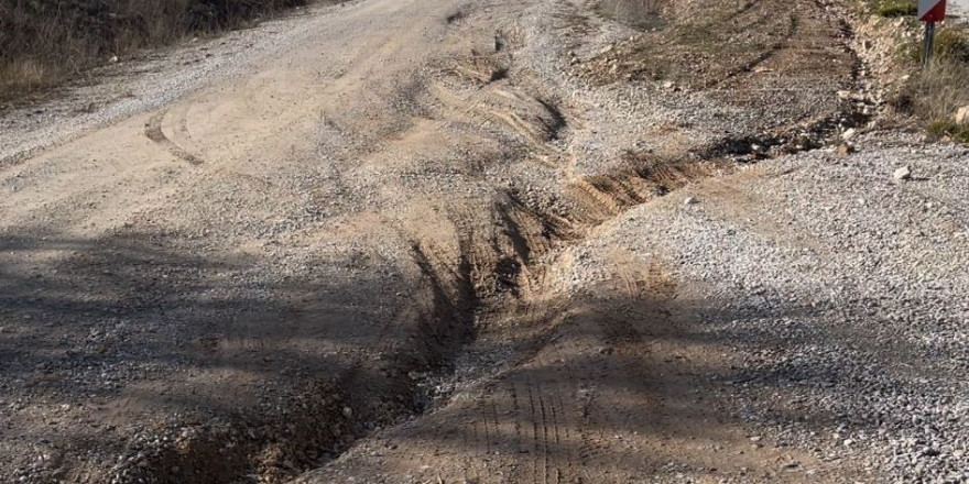 Selden dolayı çukur oluşan köy yolu tehlike saçıyor