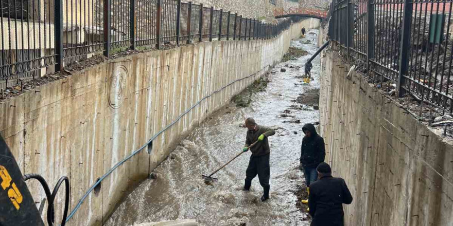 Şemdinli’de dere temizleme çalışması