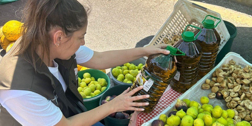 Semt pazarında gıda denetimi