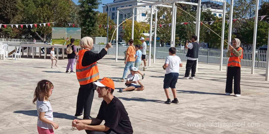 Şenlikte Metinbilim Enstitüsünden Otantik çocuk oyunları gösterisi