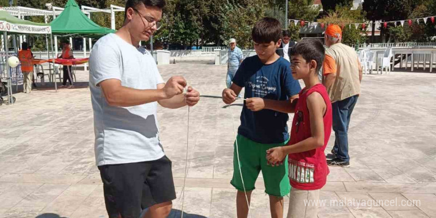 Şenlikte Metinbilim Enstitüsünden Otantik çocuk oyunları gösterisi