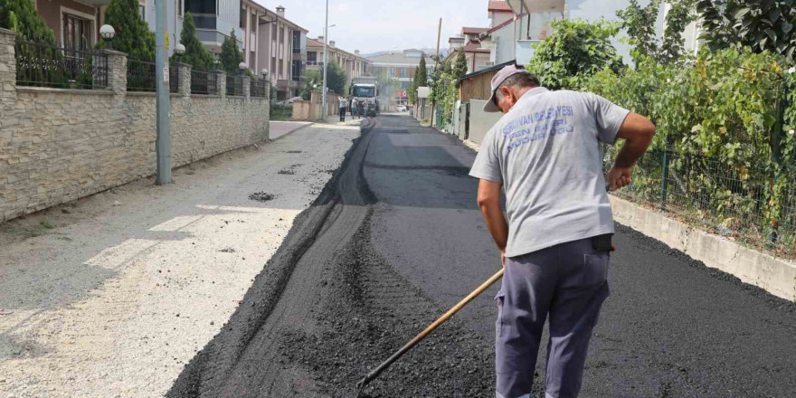 Serdivan’da asfalt mesaisi sürüyor