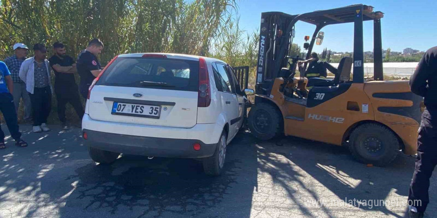 Serik’te forklift otomobilin motoruna saplandı, otomobil sürücüsü yaralandı