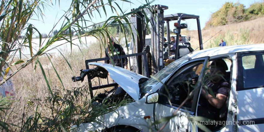 Serik’te forklift otomobilin motoruna saplandı, otomobil sürücüsü yaralandı