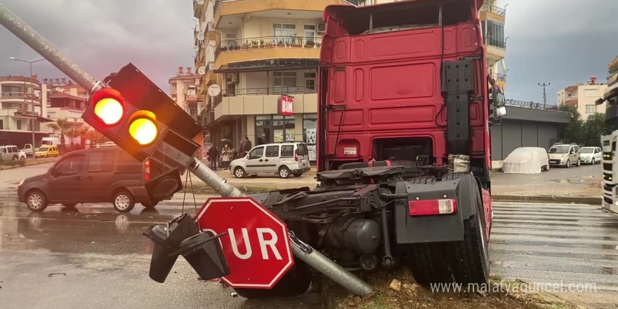 Serik’te tırlar çarpıştı: 1 yaralı