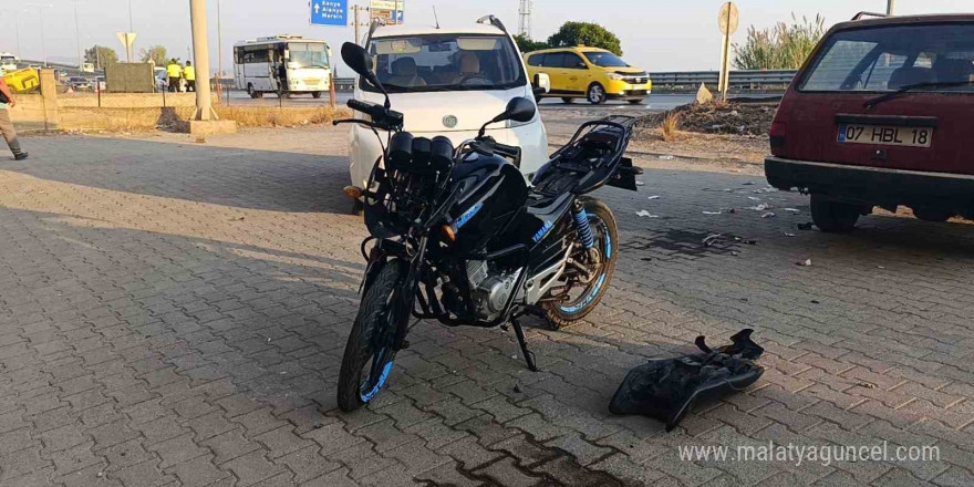 Şerit ihlali yapan hafif ticari araca motosiklet çarptı: 1’i ağır 2 yaralı