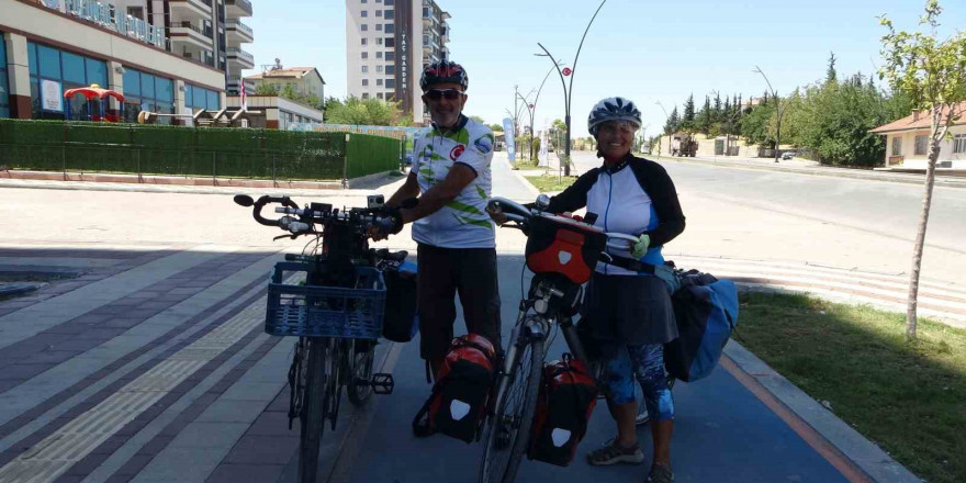 Seyahat tutkunu çift, bisikletle 3 bin kilometre yol yaptı