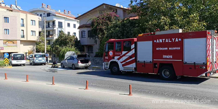 Seyir halinde alev alan otomobil vatandaşlar tarafından söndürüldü