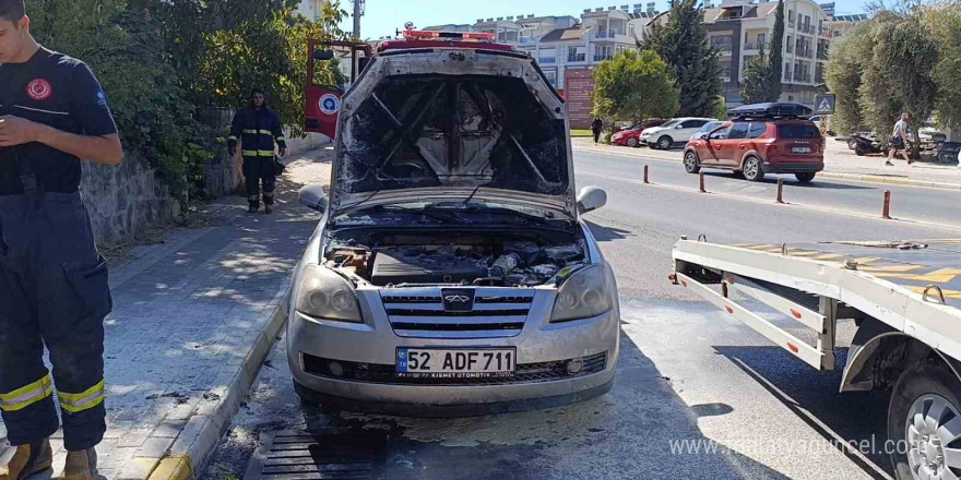 Seyir halinde alev alan otomobil vatandaşlar tarafından söndürüldü