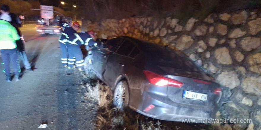 Seyir halinde kontrolden çıkan otomobil istinat duvarına çarparken, sürücüsü yaralandı