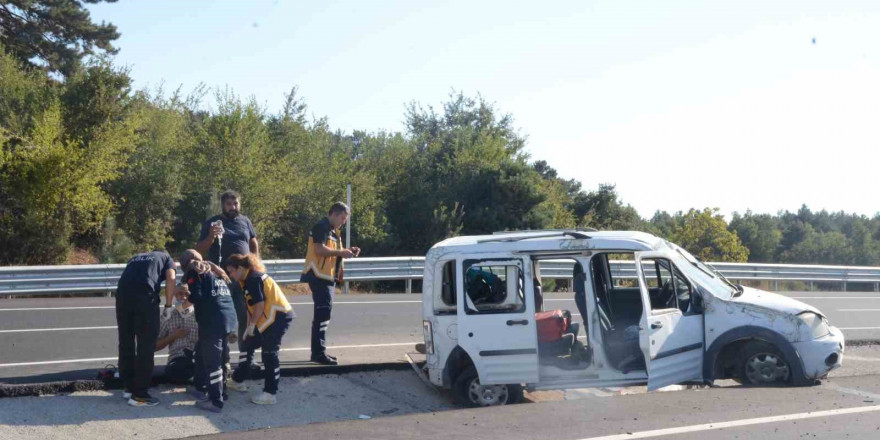 Seyir halinde lastiği patlayan araçta bulunan 4 kişi yaralandı