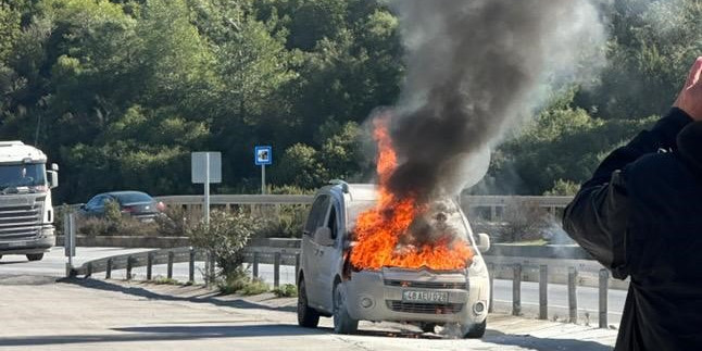 Seyir halindeki araç alev topuna döndü